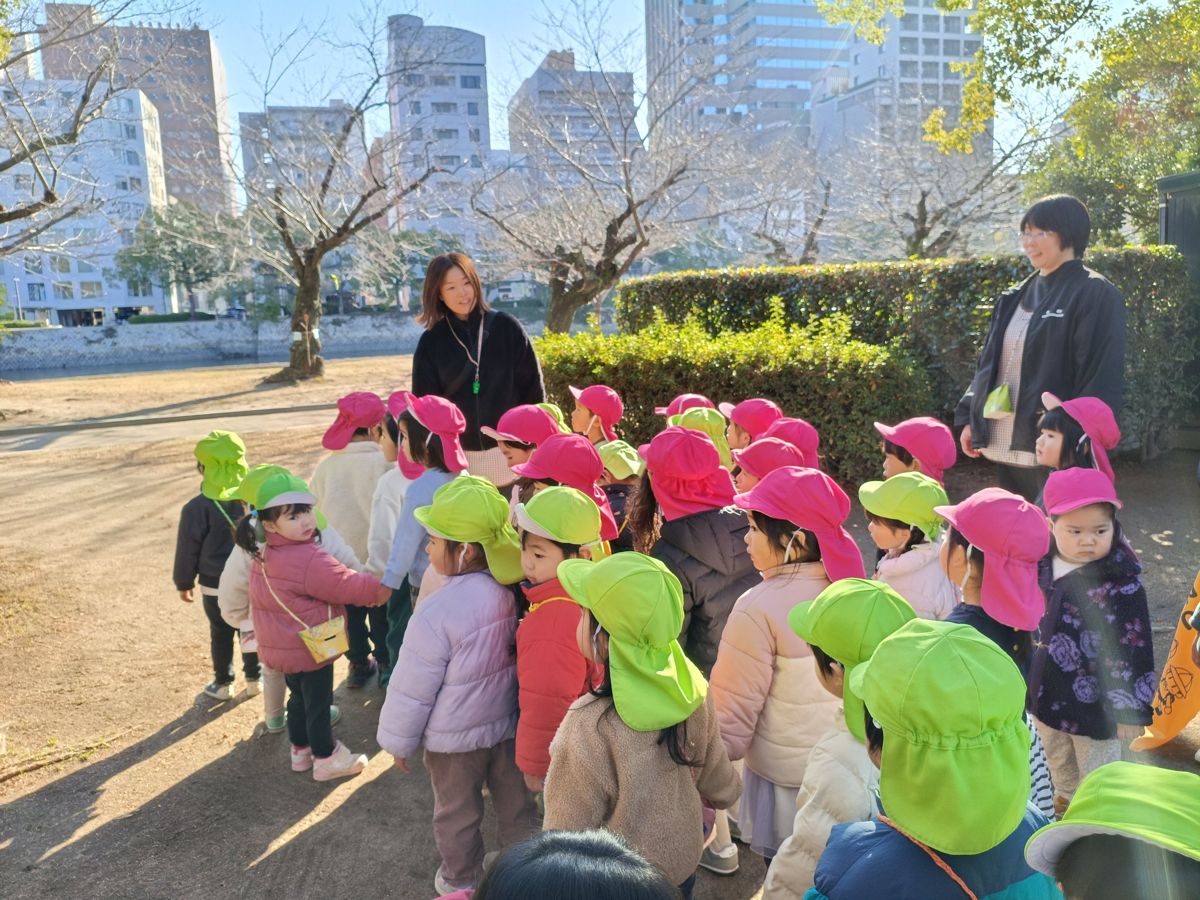 公園へおさんぽに出かける子どもたちと保育士