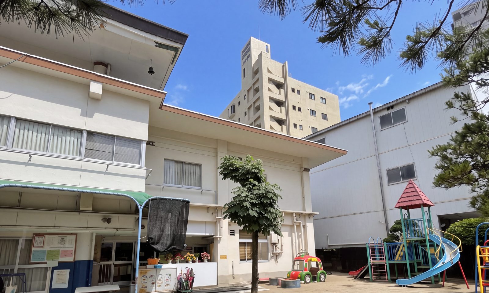 中島保育園の園舎と遊具のある園庭